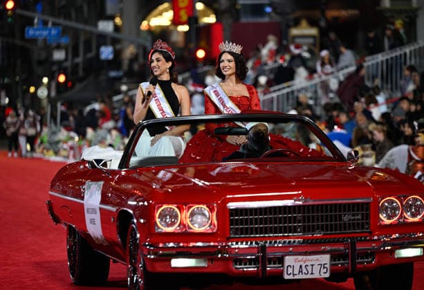 93rd Hollywood Christmas Parade in California HOLLYWOOD, CALIFORNIA - NOV 30: Euro Universe Nina Svet (L) and Euro Universe Lena Dorosh (R) greet the crowd during the 93rd Hollywood Christmas Parade in Hollywood of Los Angeles, California, United States on November 30, 2025. Tayfun Coskun Anadolu California United States. Editorial use only. Please get in touch for any other usage.  Copyright: x2025xAnadoluxTayfunxCoskunx