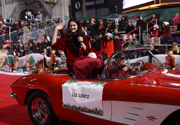 93rd Hollywood Christmas Parade in California HOLLYWOOD, CALIFORNIA - NOV 30: Performer Liz Lentz greets the crowd during the 93rd Hollywood Christmas Parade in Hollywood of Los Angeles, California, United States on November 30, 2025. Tayfun Coskun Anadolu California United States. Editorial use only. Please get in touch for any other usage.  Copyright: x2025xAnadoluxTayfunxCoskunx