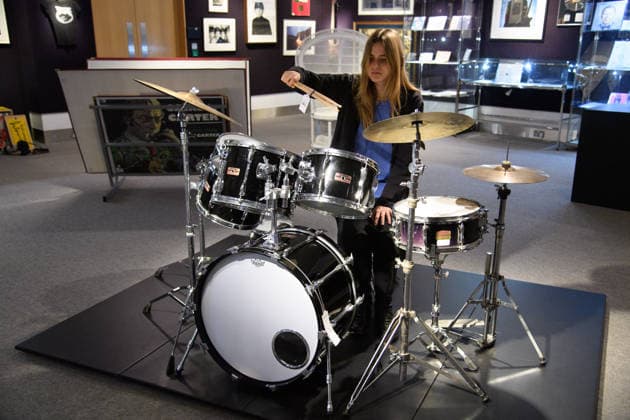 Bonhams Sound & Cinema: With Property from The Marianne Faithfull Estate Sale - Bonhams, London, UK - 1 December 2025 A staff member views A Yamaha 9000 Recording Custom Drum Kit and drumsticks both signed by Nick Mason (est. Â£4k - Â£6k) which is on auction at Bonhams Sound & Cinema: With Property from The Marianne Faithfull Estate Sale ending from 3rd December 2025 at Bonhams in London, England, UK on Monday 1 December, 2025., Credit:Justin Ng Avalon UK, England, London, Bonhams  Copyright: xJustinxNgx xAvalonx 1055809885