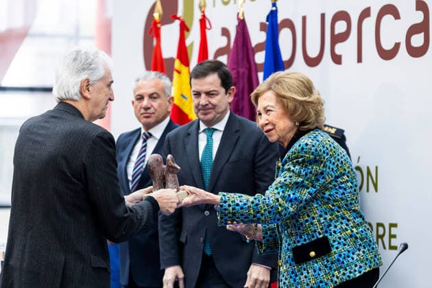 Queen Sofia presides over the presentation of the VIII edition of the Evolution Awards and the I edition of the Emiliano Aguirre Award in Burgos Queen Sofia presents an award during the presentation of the VIII edition of the Evolution Awards and the I edition of the Emiliano Aguirre Award, at the Museum of Human Evolution, on December 1, 2025, in Burgos, Castilla Leon Spain The Evolution Awards and the Emiliano Aguirre Award, organized by the Atapuerca Foundation, recognize relevant trajectories and contributions in the field of human evolution, research and scientific dissemination 01 DECEMBER 2025 Tomá Burgos, Castilla Leon Burgos, Castilla Leon Spain  Copyright: xTomasxAlonsox 7140630