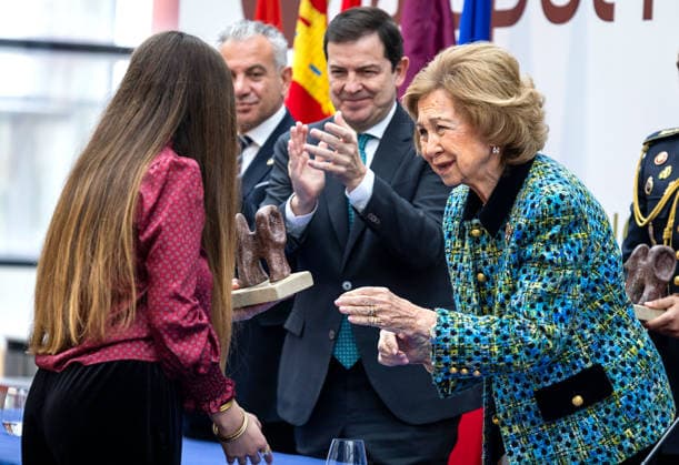 Queen Sofia presides over the presentation of the VIII edition of the Evolution Awards and the I edition of the Emiliano Aguirre Award in Burgos Queen Sofia presents an award during the presentation of the VIII edition of the Evolution Awards and the I edition of the Emiliano Aguirre Award, at the Museum of Human Evolution, on December 1, 2025, in Burgos, Castilla Leon Spain The Evolution Awards and the Emiliano Aguirre Award, organized by the Atapuerca Foundation, recognize relevant trajectories and contributions in the field of human evolution, research and scientific dissemination 01 DECEMBER 2025 Tomá Burgos, Castilla Leon Burgos, Castilla Leon Spain  Copyright: xTomasxAlonsox 7140631