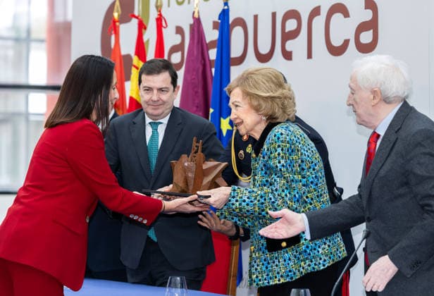 Queen Sofia presides over the presentation of the VIII edition of the Evolution Awards and the I edition of the Emiliano Aguirre Award in Burgos Queen Sofia presents an award during the presentation of the VIII edition of the Evolution Awards and the I edition of the Emiliano Aguirre Award, at the Museum of Human Evolution, on December 1, 2025, in Burgos, Castilla Leon Spain The Evolution Awards and the Emiliano Aguirre Award, organized by the Atapuerca Foundation, recognize relevant trajectories and contributions in the field of human evolution, research and scientific dissemination 01 DECEMBER 2025 Tomá Burgos, Castilla Leon Burgos, Castilla Leon Spain  Copyright: xTomasxAlonsox 7140633