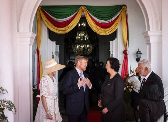 PARAMARIBO Surinamese President Jennifer Geerlings-Simons and her husband welcomed King Willem-Alexander and Queen Maxima at the Presidential Palace with an official welcome ceremony. The royal couple were on a three-day state visit to Suriname at the president s invitation. ANP REMKO DE WAAL netherlands out - belgium out  Copyright: xx x543583351x originalFilename: 543583351.jpg
