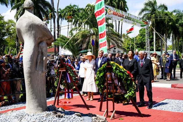 Paramaribo, The Netherlands, 2025-12-01 11:34:46 PARAMARIBO, December 1, 2025, Mama Sranan. King Willem-Alexander and Queen Maxima are paying a state visit to the Republic of Suriname at the invitation of President Jennifer Geerlings-Simons. King Willem-Alexander and Queen Maxima lay a wreath at the statue of Mama Sranan, which symbolizes Mother Suriname. The statue depicts a woman holding five children, who represent the ethnic groups of Suriname. PHOTO: NLBeeld Patrick van Emst Credit: NL Beeld Patrick van Emst  Copyright: xx x