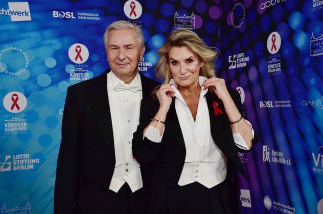 40 years of ARTISTS AGAINST AIDS Ð THE GALA 2025 ARTISTS AGAINST AIDS Ð THE GALA 2025 Klaus Wowereit, KIm Fisher Arrival, red carpet for the anniversary ARTISTS AGAINST AIDS Ð THE GALA 2025 Benefit Gala for the 40th anniversary of Berliner Aids Hilfe e V at TDW in Berlin on 01 12 2025 Photopress Mueller