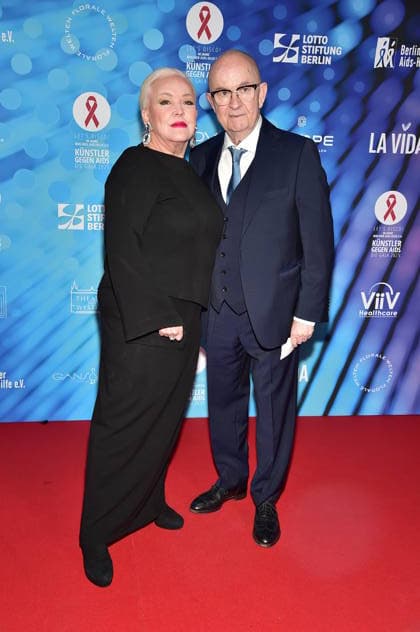 40 years of ARTISTS AGAINST AIDS Ð THE GALA 2025 ARTISTS AGAINST AIDS Ð THE GALA 2025 Angelika MIlster with husband Andre Bauer, arrival, red carpet for the anniversary ARTISTS AGAINST AIDS Ð THE GALA 2025 Benefit Gala for the 40th anniversary of Berliner Aids Hilfe e V at TDW in Berlin on 01 12 2025 Photopress Mueller