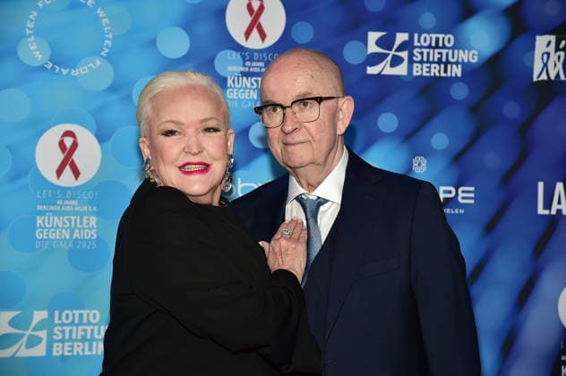 40 years of ARTISTS AGAINST AIDS Ð THE GALA 2025 ARTISTS AGAINST AIDS Ð THE GALA 2025 Angelika MIlster with husband Andre Bauer, arrival, red carpet for the anniversary ARTISTS AGAINST AIDS Ð THE GALA 2025 Benefit Gala for the 40th anniversary of Berliner Aids Hilfe e V at TDW in Berlin on 01 12 2025 Photopress Mueller