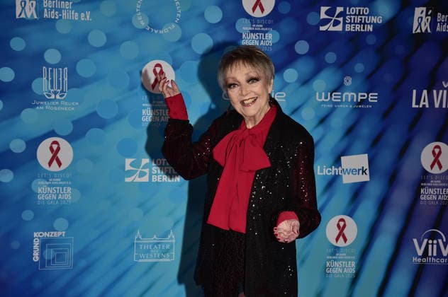 40 years of ARTISTS AGAINST AIDS Ð THE GALA 2025 ARTISTS AGAINST AIDS Ð THE GALA 2025 Barbara Schöne Arrival, red carpet for the anniversary ARTISTS AGAINST AIDS Ð THE GALA 2025 Benefit Gala for the 40th anniversary of Berliner Aids Hilfe e V at TDW in Berlin on 01 12 2025 Photopress Mueller