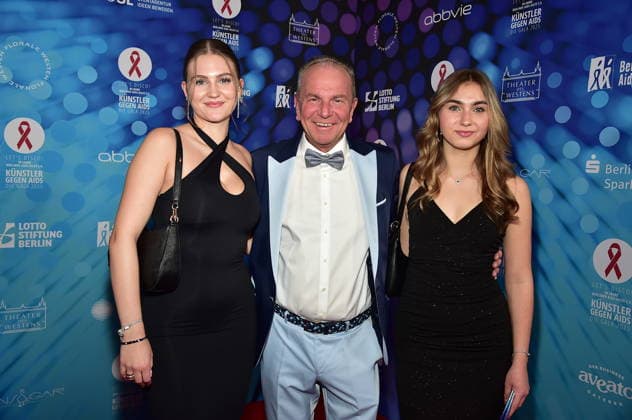 40. Jahre -KÜNSTLER GEGEN AIDS Ð DIE GALA 2025 KÜNSTLER GEGEN AIDS Ð DIE GALA 2025 Mario Koss mit Tochter Michelle und deren Freundin Ankunft, roter Teppich zum Jubiläum KÜNSTLER GEGEN AIDS Ð DIE GALA 2025 Benefizgala zum 40-jährigen Jubiläum der Berliner Aids-Hilfe e.V. im TDW in Berlin am 01.12.2025 Photopress Mueller
