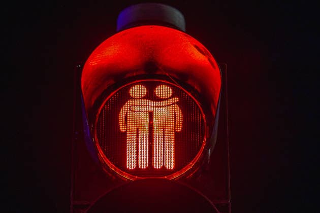 Diversity traffic lights on Siemens Campus Erlangen at night, Erlangen, 01 12 2025 A red pedestrian traffic light signal shows two male figures embracing each other in a friendly or loving embrace a strong sign of tolerance and equality These diversity traffic lights underline the commitment to diversity, inclusion and LGBTQ visibility 20251201-6V2A2973-M4000