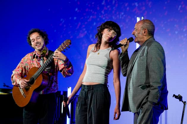 PEOPLE: Gala Fondation Recherche Alzheimer - Lyon - 02 12 2025 Thibaul Chauvin, Billie Chedid et Louis Chedid sur la scene du Gala 2025 de la Fondation Recherche Alzheimer Ã Lyon le 01 12 2025. Photo Sandrine Thesillat PsNewZ  Copyright: xSandrinexTHESILLATx