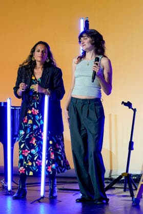 PEOPLE: Gala Fondation Recherche Alzheimer - Lyon - 02 12 2025 Anna et Billie Chedid chantent lors du Gala 2025 de la Fondation Recherche Alzheimer Ã Lyon le 01 12 2025. Photo Sandrine Thesillat PsNewZ  Copyright: xSandrinexTHESILLATx