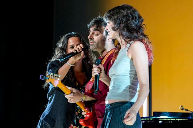 PEOPLE: Gala Fondation Recherche Alzheimer - Lyon - 02 12 2025 Anna, Billie et Joseph Chedid chantent lors du Gala 2025 de la Fondation Recherche Alzheimer Ã Lyon le 01 12 2025. Photo Sandrine Thesillat PsNewZ  Copyright: xSandrinexTHESILLATx