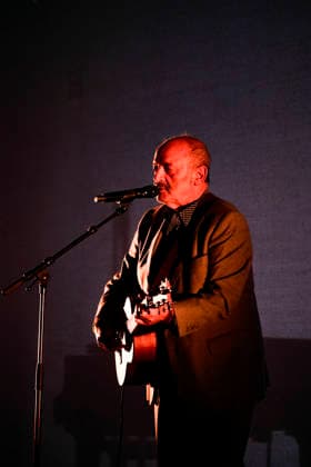 PEOPLE: Gala Fondation Recherche Alzheimer - Lyon - 02 12 2025 Louis Chedid chante une chanson en hommage Ã sa maman lors du Gala 2025 de la Fondation Recherche Alzheimer Ã Lyon le 01 12 2025. Photo Sandrine Thesillat PsNewZ  Copyright: xSandrinexTHESILLATx