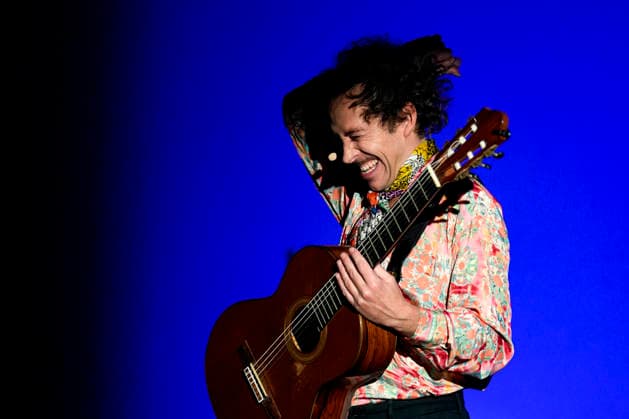 PEOPLE: Gala Fondation Recherche Alzheimer - Lyon - 02 12 2025 Thibault Chauvin interprete une chanson Ã la guitare lors du Gala 2025 de la Fondation Recherche Alzheimer Ã Lyon le 01 12 2025. Photo Sandrine Thesillat PsNewZ  Copyright: xSandrinexTHESILLATx