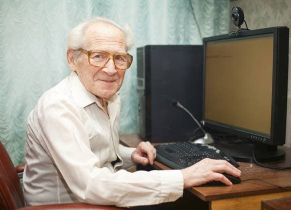 Lächelnder glücklicher alter Mann sitzt neben dem Computer und hält die Maus Smiling happy old man sitting near computer and holding mouse Copyright: imageBROKER AnnaxLurye ibxiqx15556151.jpg ,model released, Symbolfoto ,property released
