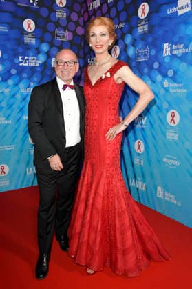 Dennis Schönwetter und Megy B Marc Rudolf bei der Künstler gegen Aids Gala 2025 im Stage Theater des Westens. Berlin, 01.12.2025 Foto:xM.xBehrensx xFuturexImagex aidsgala_5225