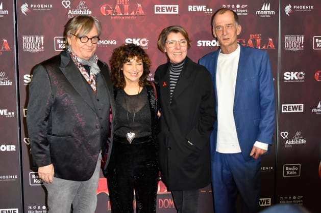 ABBkoeln Hans Peter Wilhelm Hape Kerkeling , Isabel Varell, Bettina Maria Böttinger, Georg Uecker as guests on the red carpet at the Charity Aids Gala in the Musical Dome Cologne on 01 12 2025 NRW Germany