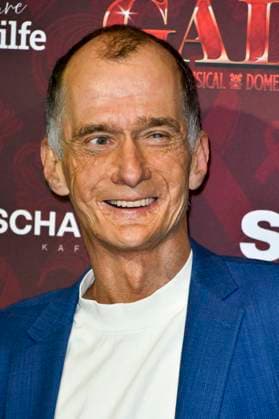 ABBkoeln Georg Uecker Actor on the red carpet at the Charity Aids Gala in the Musical Dome Cologne on 01 12 2025 NRW Germany