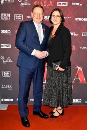 ABBkoeln Torsten Burmester with Jaqueline on the red carpet at the Charity Aids Gala in the Musical Dome Cologne on 01 12 2025 NRW Germany