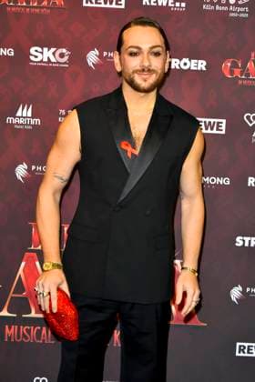 ABBkoeln Riccardo Simonetti presenter and author as a guest on the red carpet at the Charity Aids Gala in the Musical Dome Cologne on 01 12 2025 NRW Germany