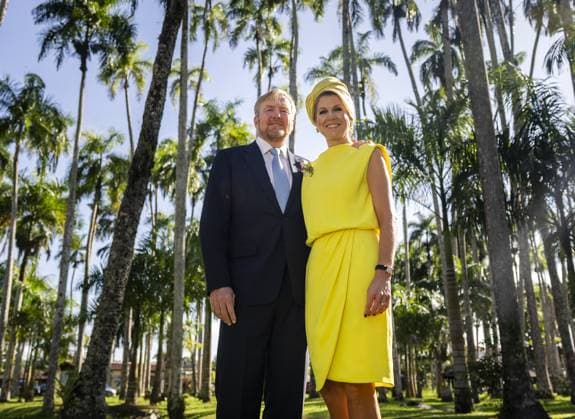 PARAMARIBO - King Willem-Alexander and Queen Maxima pose for the press in a palm grove. The royal couple was on a three-day state visit to Suriname. ANP REMKO DE WAAL netherlands out - belgium out  Copyright: xx x543662923x originalFilename: 543662923.jpg