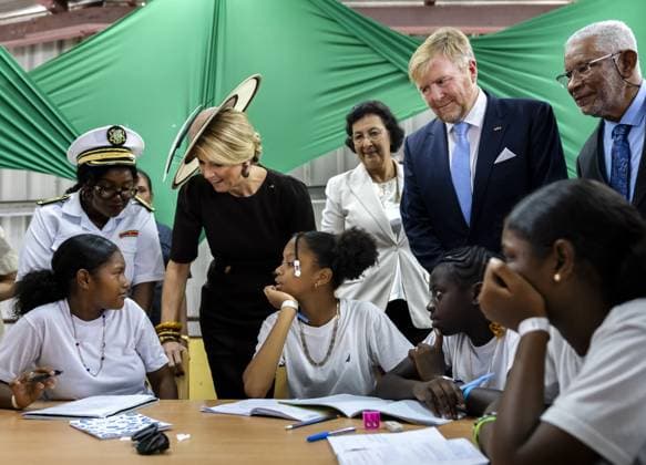PARAMARIBO - King Willem-Alexander and Queen Maxima speak with children receiving homework support at the community center of the Latour Community Work Foundation (Stibula) in the working-class Latour neighborhood during a three-day state visit to Suriname. ANP POOL REMKO DE WAAL netherlands out - belgium out  Copyright: xx x543690900x originalFilename: 543690900