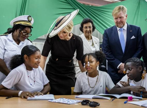 PARAMARIBO - King Willem-Alexander and Queen Maxima speak with children receiving homework support at the community center of the Latour Community Work Foundation (Stibula) in the working-class Latour neighborhood during a three-day state visit to Suriname. ANP POOL REMKO DE WAAL netherlands out - belgium out  Copyright: xx x543690905x originalFilename: 543690905