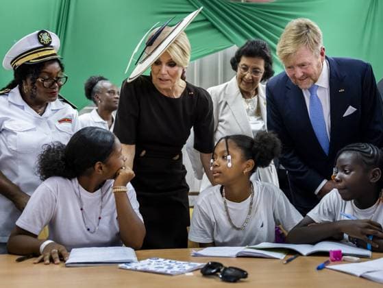 PARAMARIBO - King Willem-Alexander and Queen Maxima speak with children receiving homework support at the community center of the Latour Community Work Foundation (Stibula) in the working-class Latour neighborhood during a three-day state visit to Suriname. ANP POOL REMKO DE WAAL netherlands out - belgium out  Copyright: xx x543690913x originalFilename: 543690913