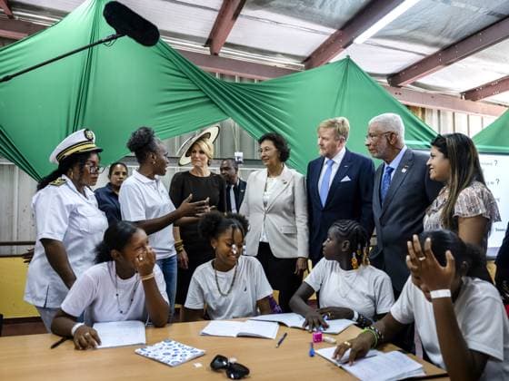 PARAMARIBO - King Willem-Alexander and Queen Maxima speak with children receiving homework support at the community center of the Latour Community Work Foundation (Stibula) in the working-class Latour neighborhood during a three-day state visit to Suriname. ANP POOL REMKO DE WAAL netherlands out - belgium out  Copyright: xx x543690915x originalFilename: 543690915