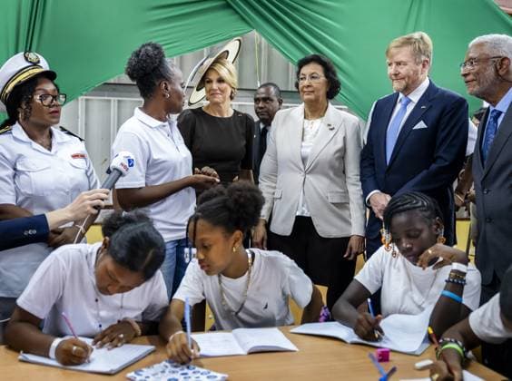 PARAMARIBO - King Willem-Alexander and Queen Maxima speak with children receiving homework support at the community center of the Latour Community Work Foundation (Stibula) in the working-class Latour neighborhood during a three-day state visit to Suriname. ANP POOL REMKO DE WAAL netherlands out - belgium out  Copyright: xx x543690958x originalFilename: 543690958