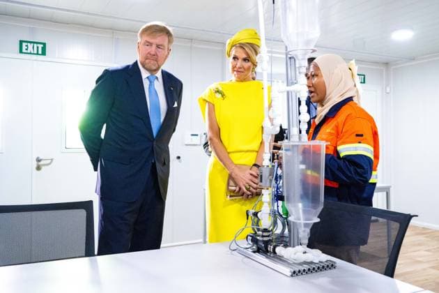 PARAMARIBO - King Willem-Alexander and Queen Maxima visited the Natural Technology Institute (NATIN), a development-oriented institute that trains young people at the vocational (MBO) level for technical, natural sciences, and laboratory sectors for the business community, the service sector, and the Surinamese government. The royal couple was on a three-day state visit to Suriname. ANP POOL MISCHA SCHOEMAKER netherlands out - belgium out  Copyright: xx x543691220x originalFilename: 543691220