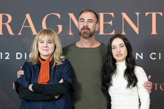 Fragmentos - Photocall in Madrid, Spain - 02 Dec 2025 Actress Emma Suárez (L), director Horacio Alcalá (C) and actress Asia Ortega (R) attend the Fragmentos photocall at Cines Renoir Princesa. Madrid Spain Copyright: xAtilanoxGarciax xSOPAxImagesx photo02055