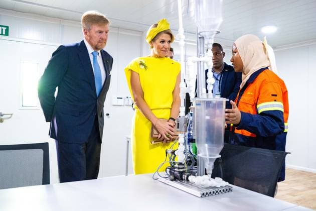 PARAMARIBO - King Willem-Alexander and Queen Maxima visited the Natural Technology Institute (NATIN), a development-oriented institute that trains young people at the vocational (MBO) level for technical, natural sciences, and laboratory sectors for the business community, the service sector, and the Surinamese government. The royal couple was on a three-day state visit to Suriname. ANP POOL MISCHA SCHOEMAKER netherlands out - belgium out  Copyright: xx x543691299x originalFilename: 543691299