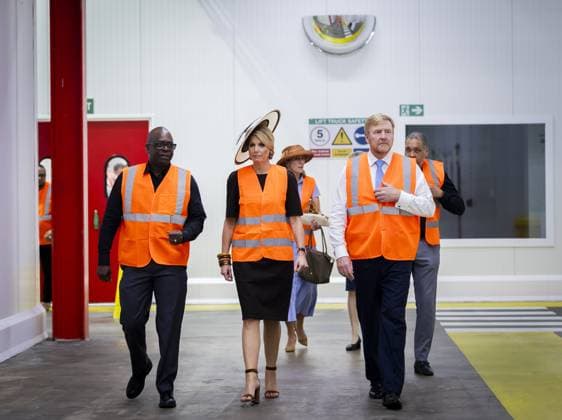 PARAMARIBO - King Willem-Alexander and Queen Maxima are given a tour of the Fernandes family business s bottling plant, where Suriname s most famous drink is bottled. The royal couple was on a three-day state visit to Suriname. ANP REMKO DE WAAL netherlands out - belgium out  Copyright: xx x543692566x originalFilename: 543692566