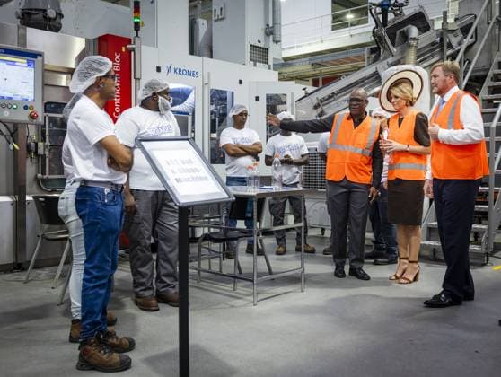 PARAMARIBO - King Willem-Alexander and Queen Maxima are given a tour of the Fernandes family business s bottling plant, where Suriname s most famous drink is bottled. The royal couple was on a three-day state visit to Suriname. ANP REMKO DE WAAL netherlands out - belgium out  Copyright: xx x543692588x originalFilename: 543692588