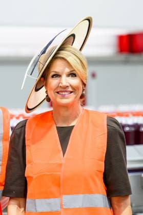 Paramaribo, The Netherlands, 2025-12-02 14:13:52 PARAMARIBO, December 2, 2025, Fernandes. King Willem-Alexander and Queen Maxima are paying a state visit to the Republic of Suriname at the invitation of President Jennifer Geerlings-Simons. At the Fernandes family business s bottling plant, King Willem-Alexander and Queen Maxima will be given a tour of the modern facility, where they will be given an explanation of the bottling process for Suriname s most famous drink. PHOTO: NLBeeld Patrick van Emst Credit: NL Beeld Patrick van Emst  Copyright: xx x