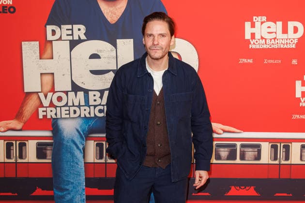 Premiere Der Held vom Bahnhof Friedrichstrasse Daniel Brühl at the premiere of Der Held vom Bahnhof Friedrichstrasse at Delphi Filmpalast on 02 12 2025 in Berlin Copyright: xEventpressxKochanx