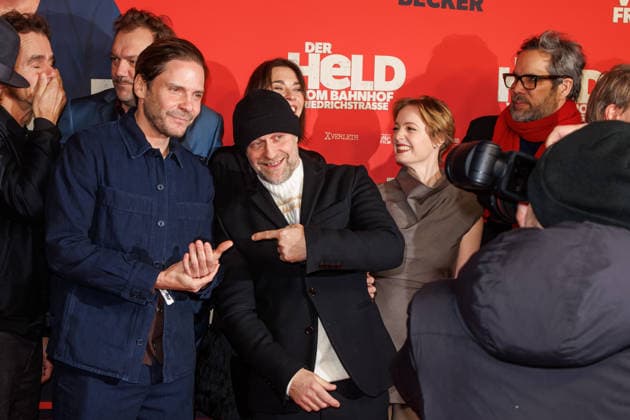 Premiere of Der Held vom Bahnhof Friedrichstrasse Tom Tykwer, Charly Hübner, Daniel Brühl, Jürgen Vogel, Christiane Paul, Leonie Benesch and Achim von Borries at the premiere of Der Held vom Bahnhof Friedrichstrasse at the Delphi Filmpalast on 02 12 2025 in Berlin Copyright: xEventpressxKochanx