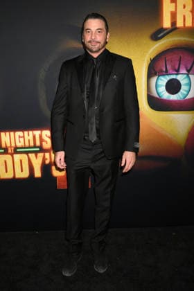 HOLLYWOOD, CALIFORNIA - DECEMBER 02: Skeet Ulrich at the Five Nights At Freddy s 2 premiere presented by Universal Pictures And Blumhouse at TCL Chinese Theatre on December 02, 2025 in Hollywood, California Copyright: xJeffreyxMayerx xMediaPunchx