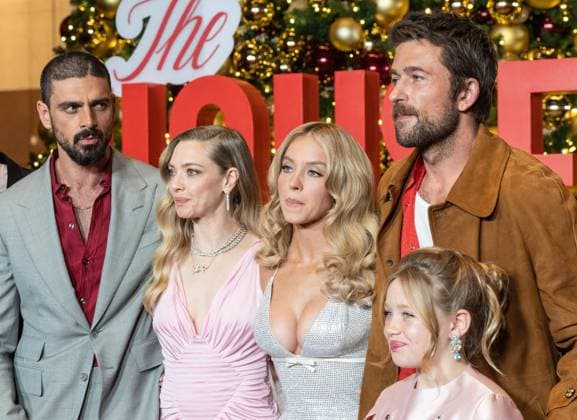 December 2, 2025, Bronx, New York, USA: Michele Morrone, Amanda Seyfried, Sydney Sweeney, Brandon Sklenar, Indiana Elle attend premiere of The Housemaid at BNP Paribas atrium in New York, NY on December 2, 2025. Bronx USA - ZUMAr339 20251202_znp_r339_076 Copyright: xLevxRadinx
