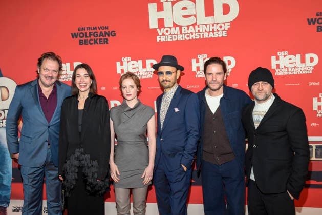 ABBberlin Charly Huebner, Christiane Paul, Leonie Benesch, Leon Ullrich, Daniel Bruehl and Juergen Vogel as guests on the red carpet at the world premiere of the movie DER HELD VOM BAHNHOF FRIEDRICHSTRASSE at Delphi Filmpalast Berlin on 02 12 2025 Berlin Germany