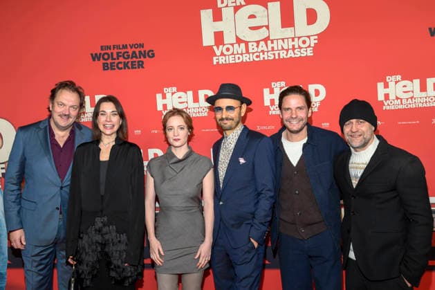 ABBberlin Charly Huebner, Christiane Paul, Leonie Benesch, Leon Ullrich, Daniel Bruehl and Juergen Vogel as guests on the red carpet at the world premiere of the movie DER HELD VOM BAHNHOF FRIEDRICHSTRASSE at Delphi Filmpalast Berlin on 02 12 2025 Berlin Germany