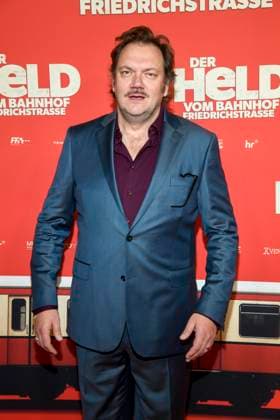 ABBberlin Charly Hübner Huebner actor as guest on the red carpet at the world premiere of the movie DER HELD VOM BAHNHOF FRIEDRICHSTRASSE at Delphi Filmpalast Berlin on 02 12 2025 Berlin Germany