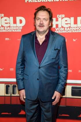 ABBberlin Charly Hübner Huebner actor as guest on the red carpet at the world premiere of the movie DER HELD VOM BAHNHOF FRIEDRICHSTRASSE at Delphi Filmpalast Berlin on 02 12 2025 Berlin Germany