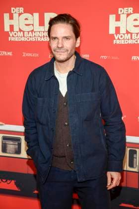 ABBberlin Daniel Brühl Bruehl Actor on the red carpet at the world premiere of the movie DER HELD VOM BAHNHOF FRIEDRICHSTRASSE at Delphi Filmpalast Berlin on 02 12 2025 Berlin Germany