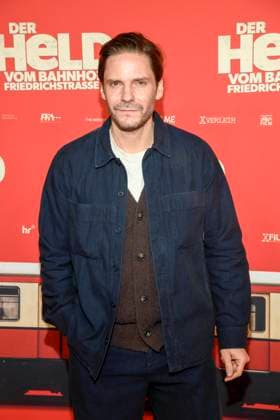 ABBberlin Daniel Brühl Bruehl Actor on the red carpet at the world premiere of the movie DER HELD VOM BAHNHOF FRIEDRICHSTRASSE at Delphi Filmpalast Berlin on 02 12 2025 Berlin Germany