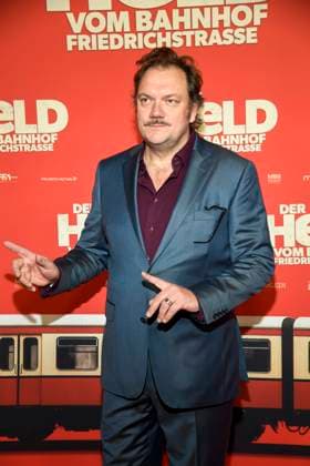 ABBberlin Charly Hübner Huebner actor as guest on the red carpet at the world premiere of the movie DER HELD VOM BAHNHOF FRIEDRICHSTRASSE at Delphi Filmpalast Berlin on 02 12 2025 Berlin Germany