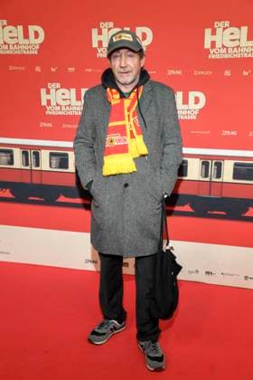 ABBberlin Thorsten Merten actor Union Berlin scarf and cap as a guest on the red carpet at the world premiere of the movie DER HELD VOM BAHNHOF FRIEDRICHSTRASSE at Delphi Filmpalast Berlin on 02 12 2025 Berlin Germany