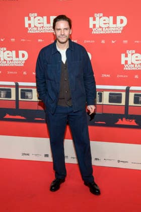 ABBberlin Daniel Brühl Bruehl Actor on the red carpet at the world premiere of the movie DER HELD VOM BAHNHOF FRIEDRICHSTRASSE at Delphi Filmpalast Berlin on 02 12 2025 Berlin Germany
